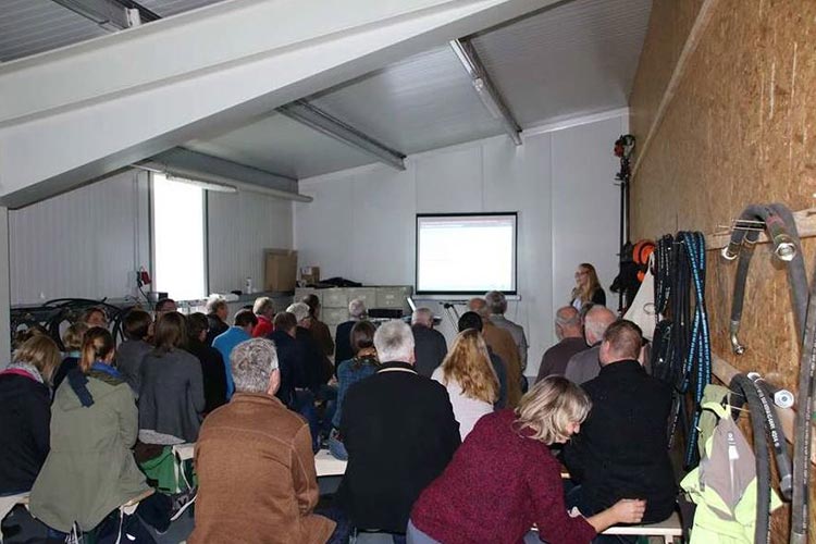 Ver­an­stal­tung der Gewäs­ser­freun­de Nie­der­sach­sen beim UHV 97 in Ber­sen­brück – Gebiets­ma­na­ge­rin Eile­en Mül­ler hält einen Vor­trag über das FFH-Gebiet „Bäche im Artland“